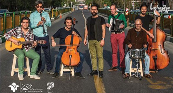 اصلاً فکر نکنید که این عکسِ گروه پالت تقلیدی از پوسترِ معروف Abbey Road گروه بیتلز است ها!