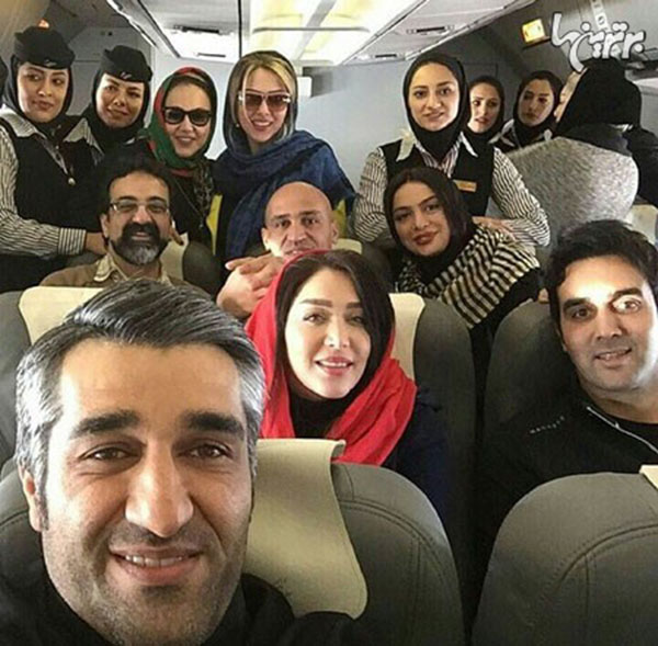 سلفی پژمان جمشیدی در کنار سایر دوستان هنرمند در حال پرواز به یک جایی