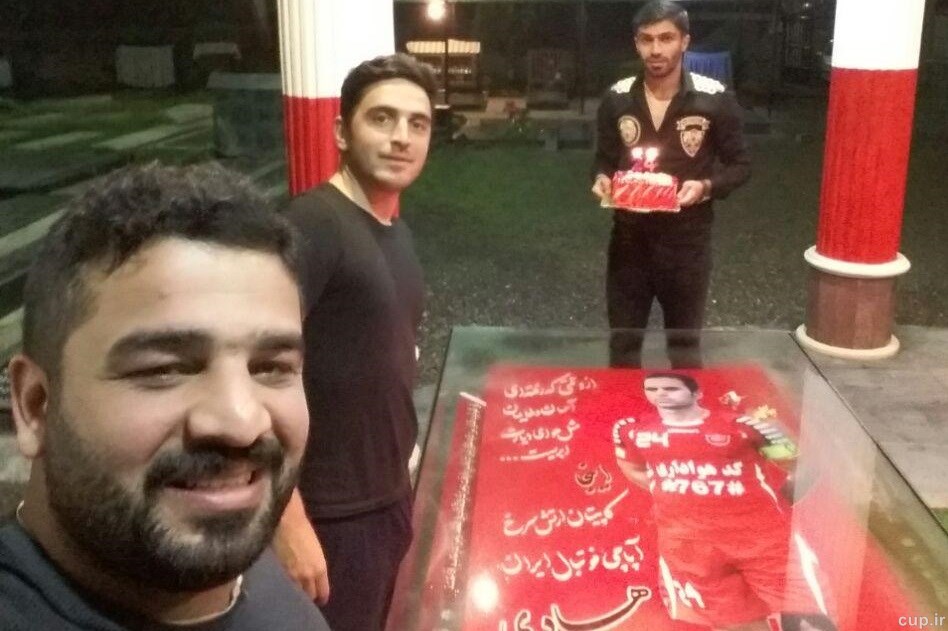 جشن تولد یک پرسپولیسی بر سر مزار هادی نوروزی