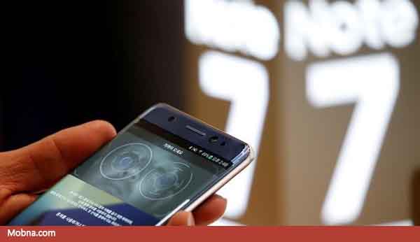 A customer tries out a Samsung Electronics' Galaxy Note 7 at the company's headquarters in Seoul, South Korea, October 10, 2016. REUTERS/Kim Hong-Ji