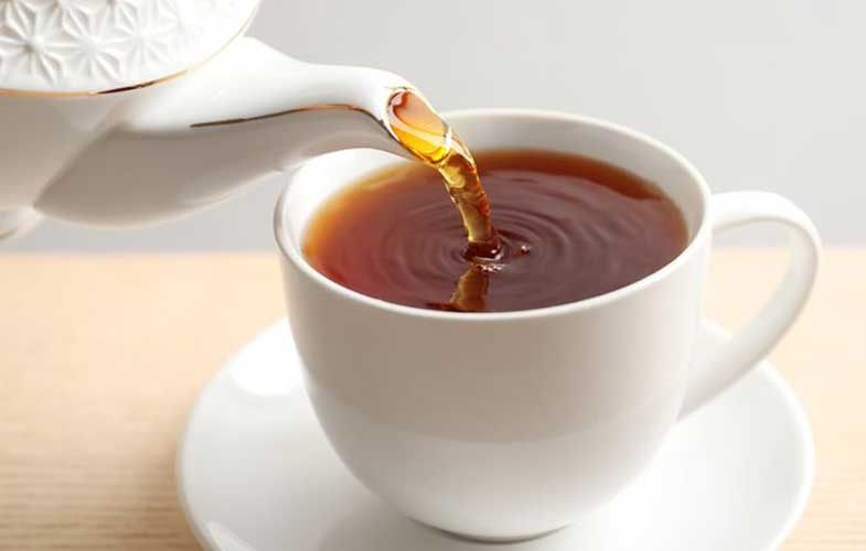 مضرات چای پررنگ؛ از زخم معده تا یبوست