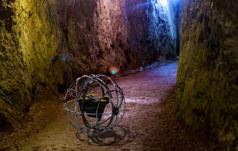 این توپ بزرگ رباتیک از روی موانع پرواز می‌کند!