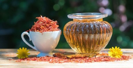 خواص روغن گلرنگ برای پوست