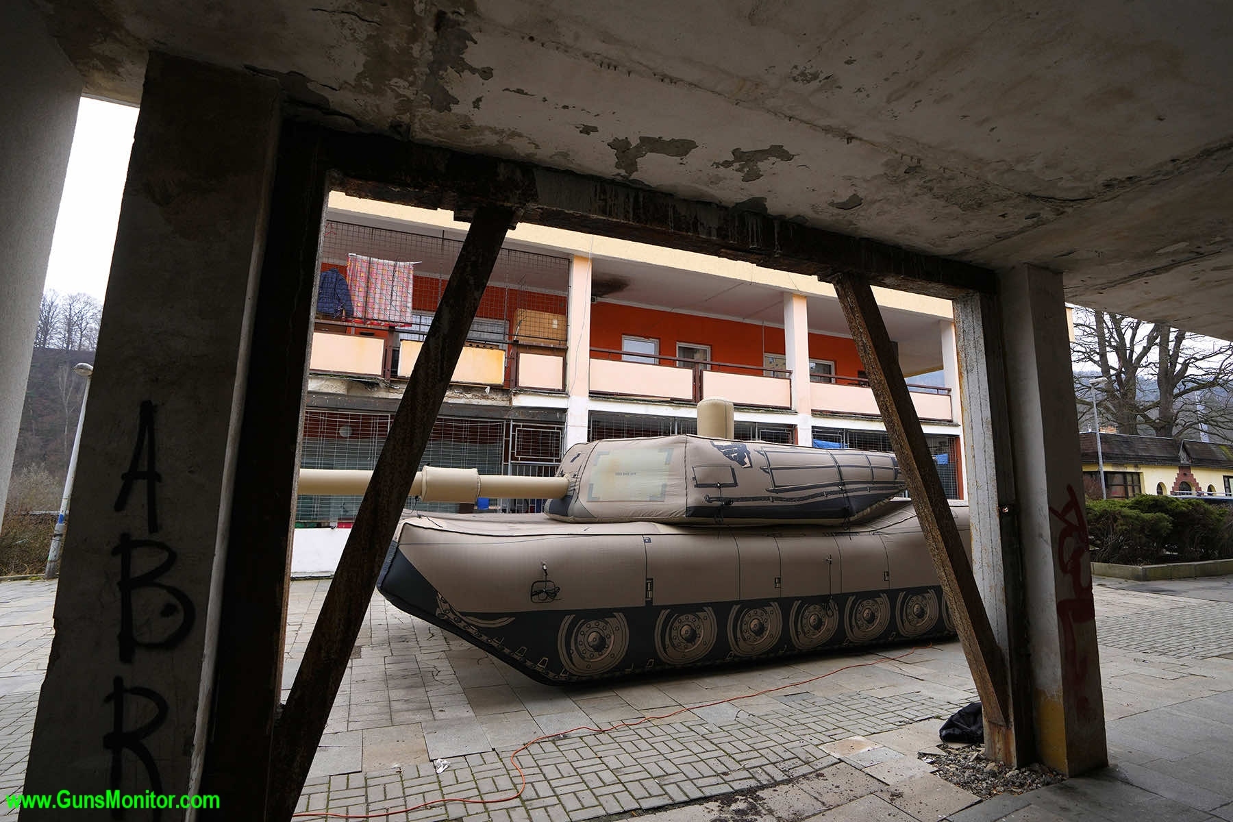 تسلیحات تقلبی بادی که به عنوان طعمه کاربرد دارند