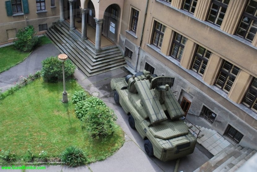 تسلیحات تقلبی بادی که به عنوان طعمه کاربرد دارند