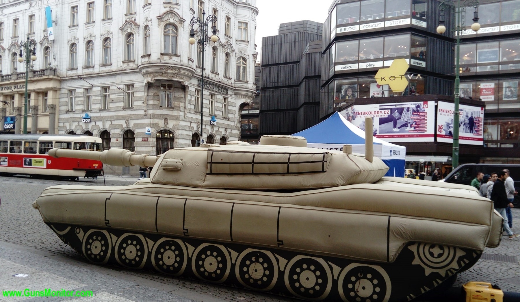 تسلیحات تقلبی بادی که به عنوان طعمه کاربرد دارند