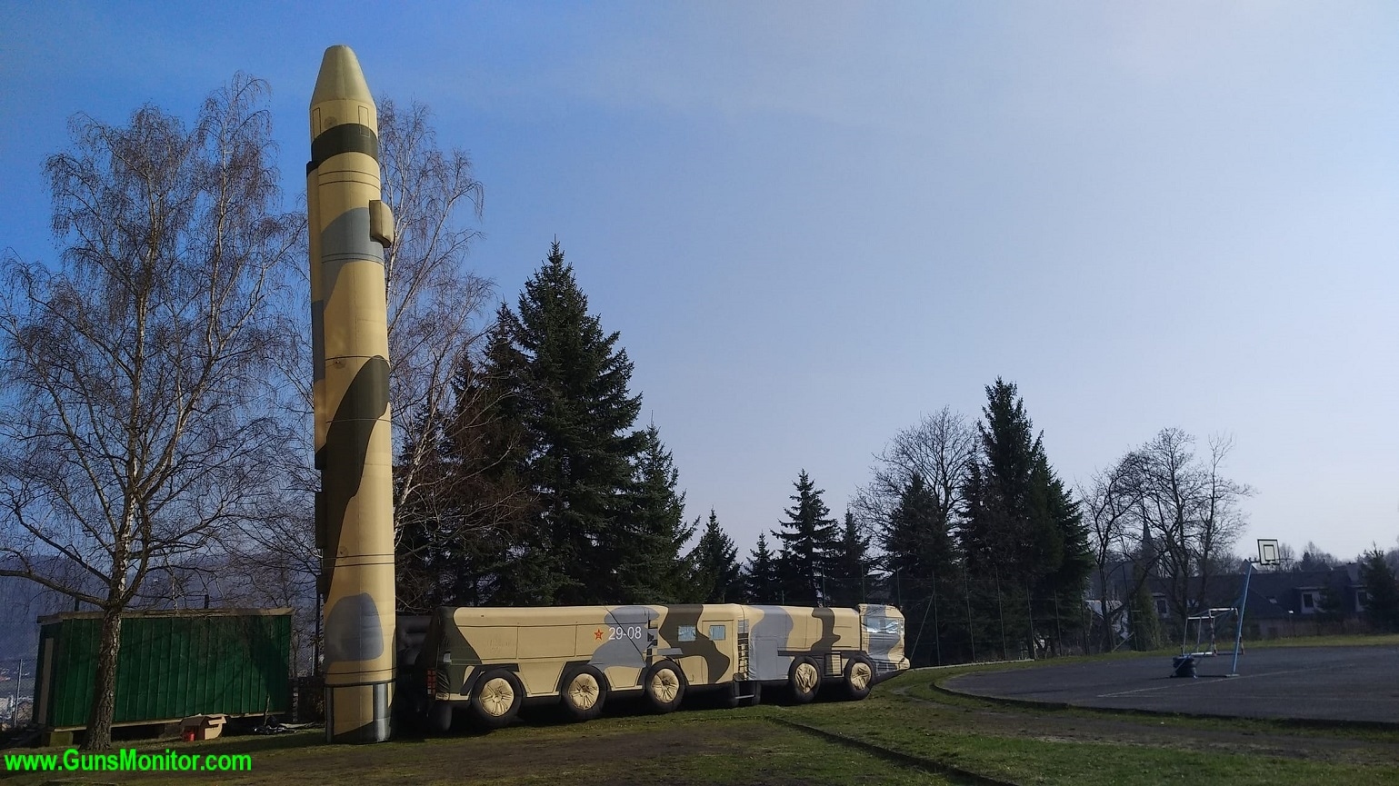 تسلیحات تقلبی بادی که به عنوان طعمه کاربرد دارند