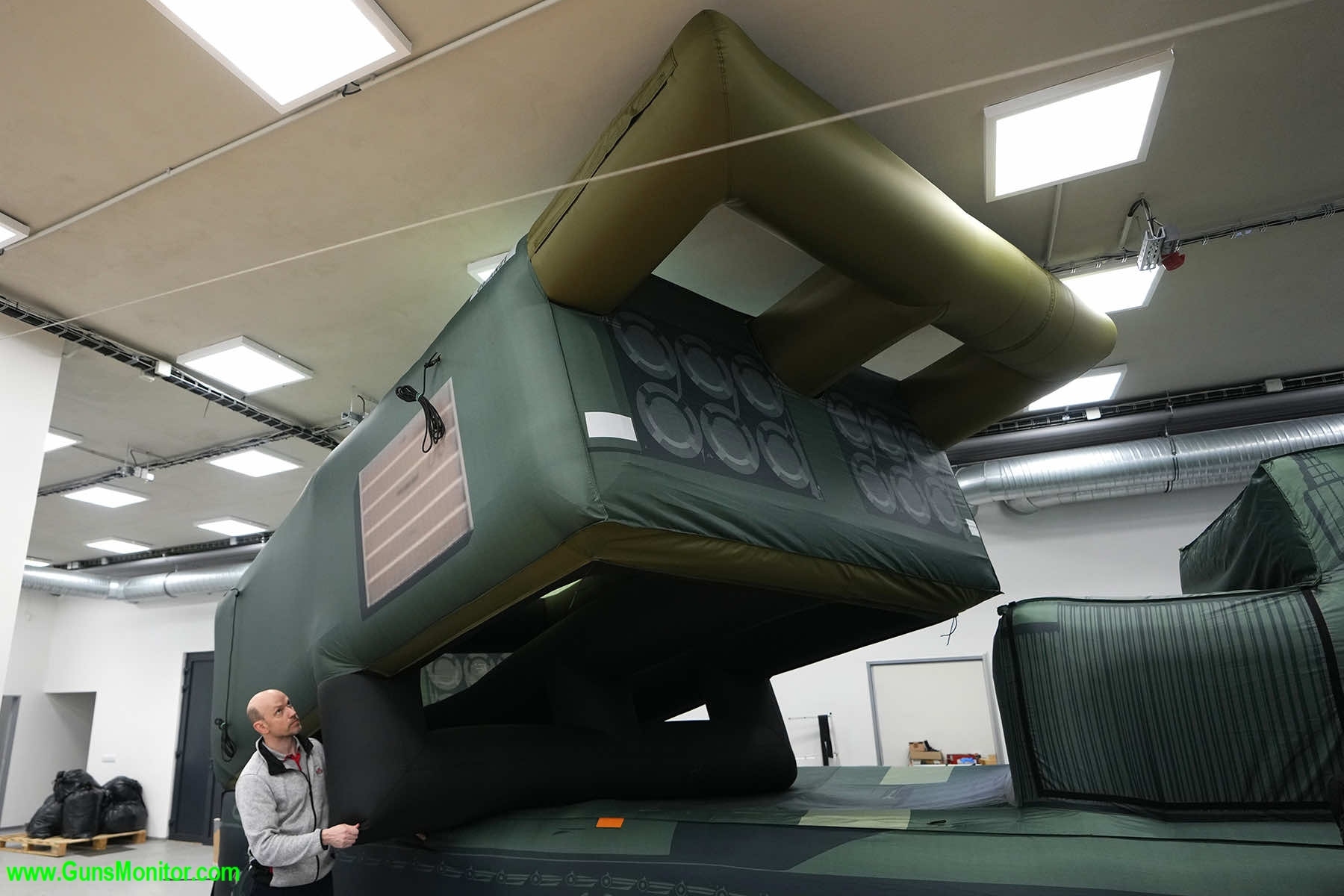 تسلیحات تقلبی بادی که به عنوان طعمه کاربرد دارند